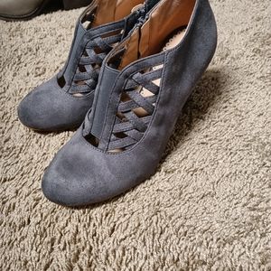 Gray heels